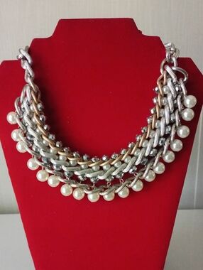 NY Chunky Eclectic Statement Necklace Pearls/Metallic & Brushed Silver
